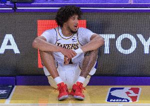 除了东契奇 他也不打！海斯左膝酸痛缺席打国王的比赛！