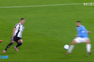 是点球吗？孔塞桑禁区内疑似被踩到，裁判没有表示