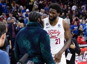 致敬登哥恩比德贡献25+7+5 但坐在板凳上看队友完成逆转！