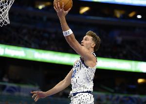 三分很准!小瓦格纳半场9中5&三分3中3拿到14分 另有3板1帽 三分很准!小瓦格纳半场9中5&三分3中3拿到14分 另有3板1帽