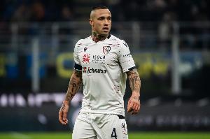 踢球的使命！纳因戈兰：父亲避债离家出走，母亲独自抚养5个孩子