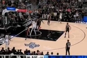 得分爆发力！哈珀底角三分&冲筐上篮里突外投连拿5分