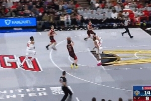 人到球到！吉迪反击不看人妙传 布泽利斯起飞空接炸扣！