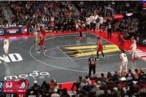 不得不出手！约基奇弧顶空位超远三分 迎着克林根扔进！