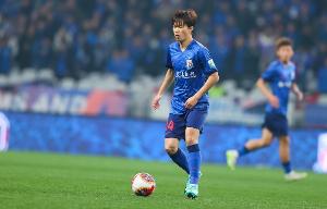 东体：谢鹏飞、戴伟浚亚冠能否出场，要看斯卢茨基的打法安排